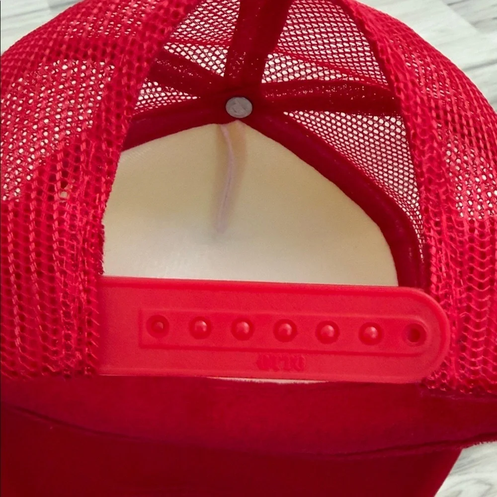 THAT’S HOTT Red and White Trucker Hat NWOT O/S